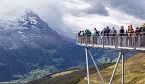 В Швейцарии для туристов придумали новое развлечение – прогулку по навесному мосту над пропастью 